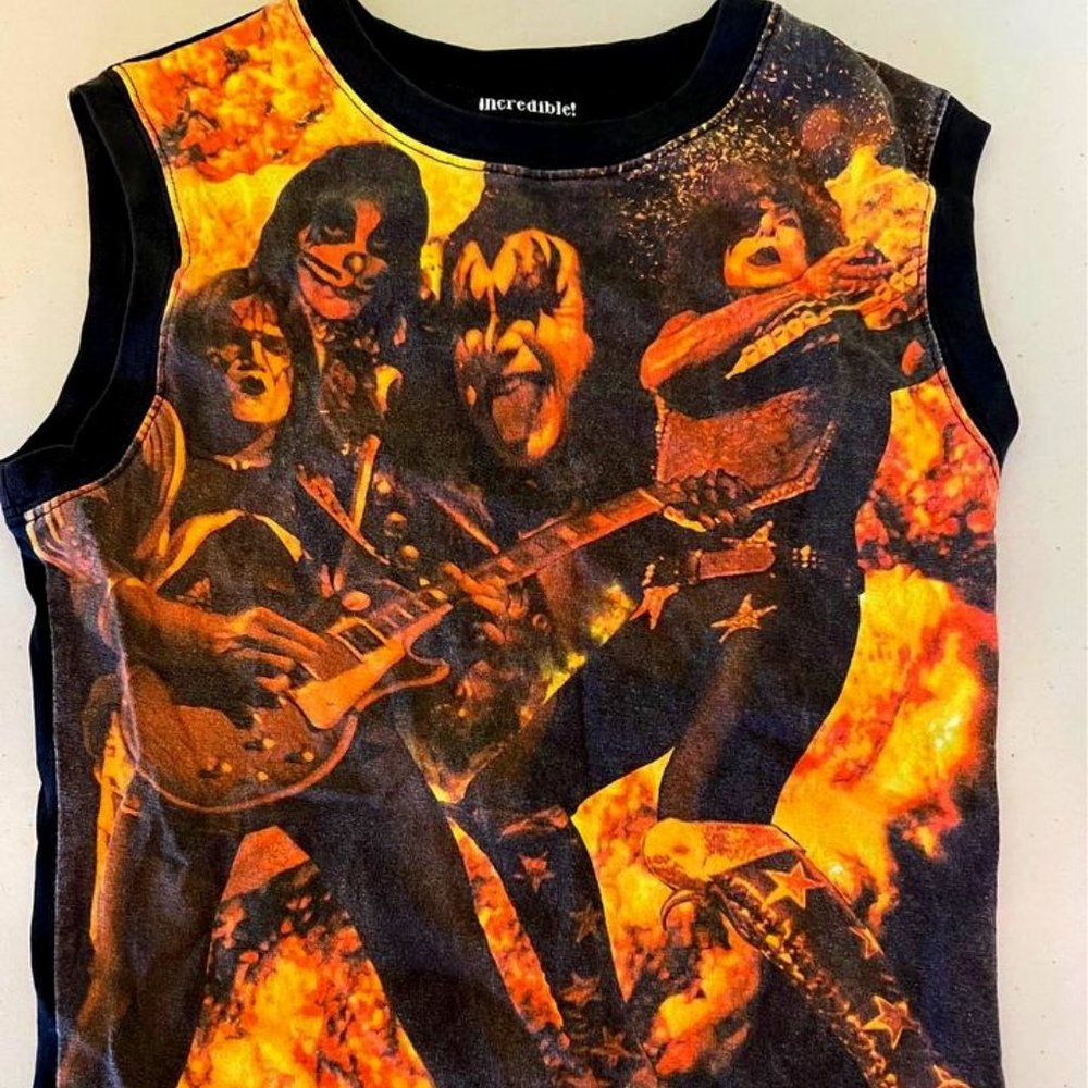 BOYS SIZE MEDIUM(10) "KISS" CONCERT MUSCLE T- SHIRT FROM CHUMASH CONCERT 2006